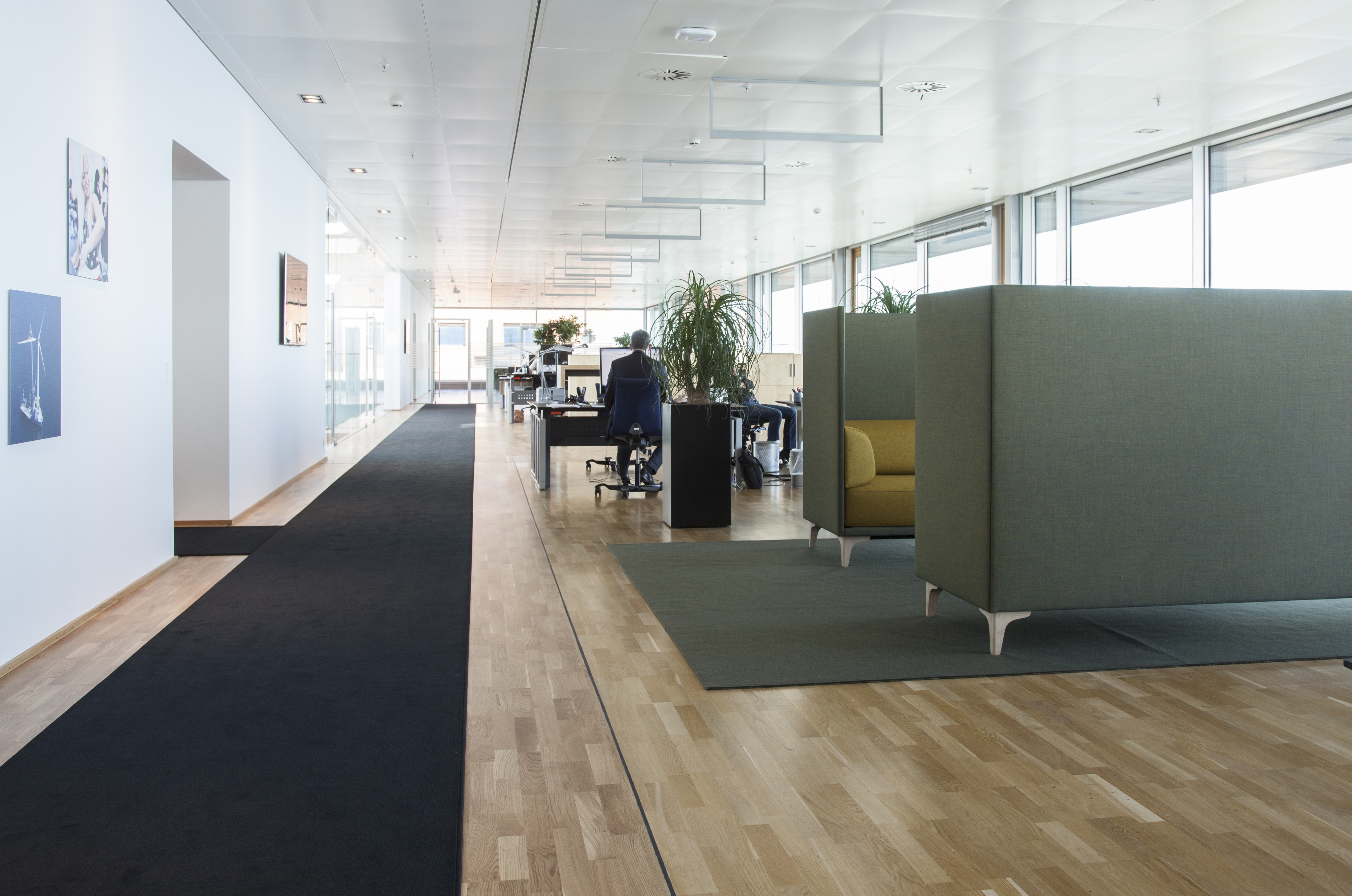 løst tæppe i filt på kontor